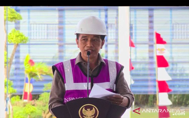 Tangkapan layar - Presiden Jokowi saat peresmian pabrik smelter nikel PT Gunbuster Nickel Industry (GNI) di Konawe, Sulawesi Tenggara, Senin (27/12). (ANTARA/Indra Arief)