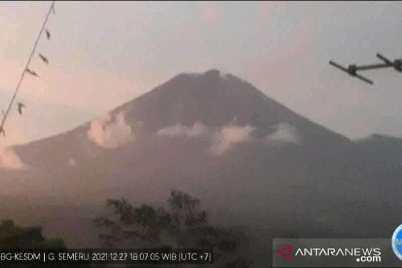 Gunung Semeru yang terpantau dari Pos Pengamatan di Gunung Sawur, Kabupaten Lumajang, Senin (27/12/2021). (ANTARA/HO-PPGA Semeru)
