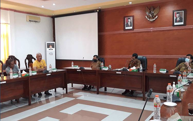 Plt Sekretaris DPRD Kapuas, Yunabut saat melakukan pertemuan dengan sejumlah jurnalis di ruang rapat gabungan pada Selasa, 28 Desember 2021.