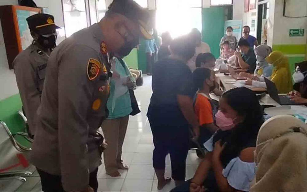 Kapolres Kobar AKBP Devy Firmansyah saat meninjau pelaksanaan vaksinasi di Kecamatan Arut Utara.