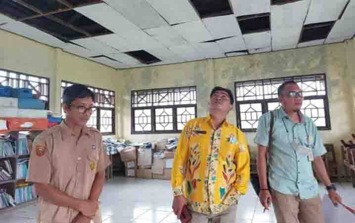 Wakil Ketua I DPRD Katingan, Nanang Suriansyah saat mengecek kondisi bangunan SDN 1 Mendawai yang banyak mengalami kerusakan.