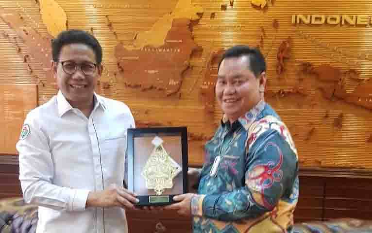 Bupati Kotim, Halikinnor saat bersilaturahmi dengan Menteri Desa PDTT, Abdul Halim Iskandar di Jakarta.