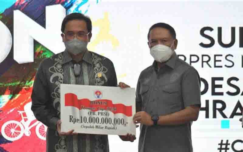 Menpora Zainudin Amali (kanan) saat memberikan penghargaan dana sebesar Rp10 miliar kepada Ketua Umum PP Persatuan Bulu tangkis Seluruh Indonesia (PBSI) Agung Firman Sampurna (kanan) di Wisma Kemenpora, Jakarta, Senin (27/12/2021). (foto : ANTARA/HO/Humas Kemenpora)