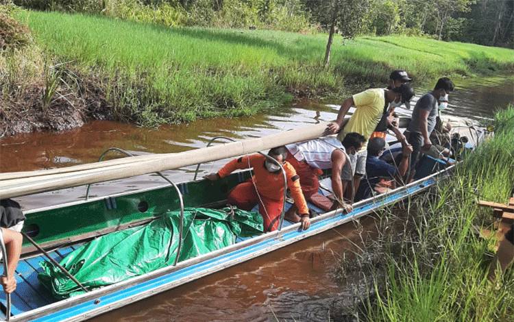 Sebuah kelotok membawa Jasad Rohman yang sebelumnya tenggelam di Sungai Katingan wilayah Mendawai ditemukan Rabu, 29 Desember 2021 pagi ini.