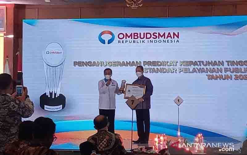 Inspektur Jenderal Kementerian Luar Negeri Ibnu W Wahyutomo saat menerima penghargaan kepatuhan tinggi standar pelayanan publik peringkat pertama di Hotel Grand Sahid Jaya, Jakarta, Rabu (29/12/2021). (foto : ANTARA/Tri Meilani Ameliya)