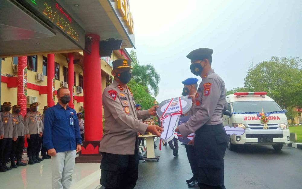 Kapolda Kalteng Irjen Pol Nanang Avianto menyerahkan secara simbolis kunci mobil ambulans kepada satuan kerja.