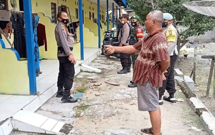  Tim terpadu cipta kondisi yang terdiri dari unsur Polri, TNI, Ketua Lingkungan di Kelurahan Madurejo saat mendata barakan.