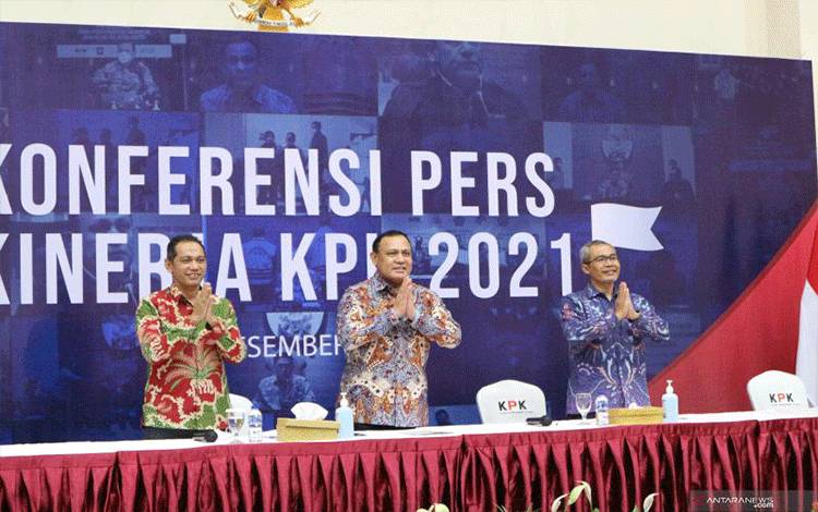 Pimpinan KPK yaitu Nurul Ghufron, Firli Bahuri dan Alexander Marwata menyampaikan paparan Kinerja KPK Tahun 2021 di gedung KPK Jakarta, Rabu (29/12/2021). (ANTARA/Desca Lidya Natalia)