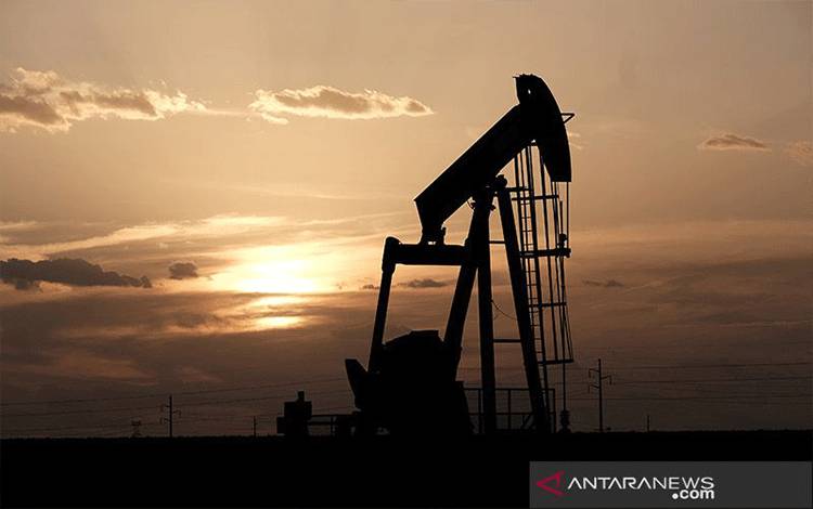 Sebuah pompa minyak bekerja saat matahari terbenam di dekat Midland, Texas, AS. ANTARA/REUTERS/Jessica Lutz/am.