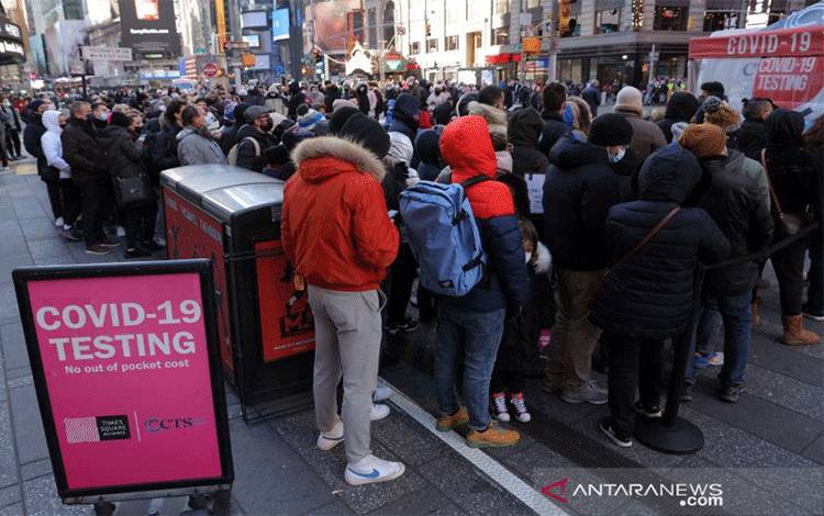 Warga mengantre untuk melakukan tes COVID-19 di Times Square saat varian virus korona Omicron terus menyebar di Manhattan, New York, Amerika Serikat, Minggu (26/12/2021). ANTARA FOT REUTERS/Andrew Kelly/WSJ/cfo (REUTERS/ANDREW KELLY)
