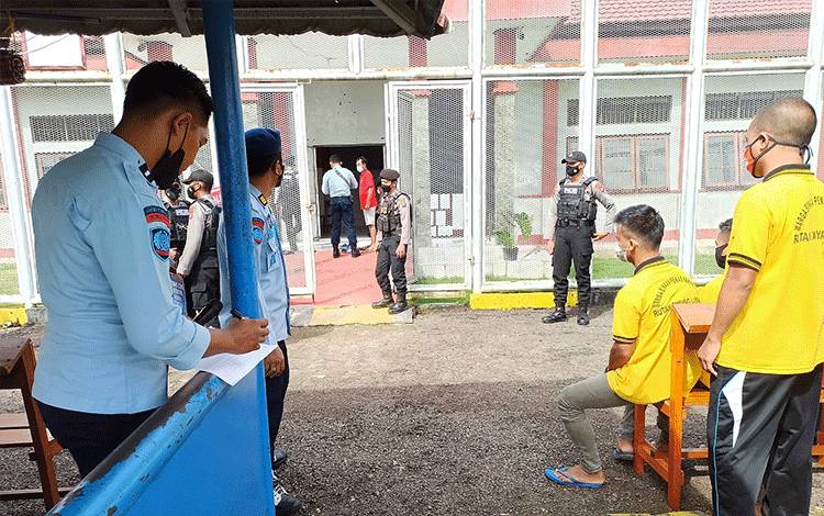 Petugas mendata warga binaan Rutan Tamiang Layang yang akan mengikuti vaksinasi.