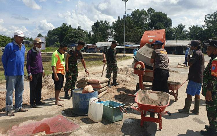 Anggot DPRD Kapuas, Didi Hartoyo (kaos hijau orange) saat mengikut kegiatan gotong royong di kawasan bundaran Pujon, Kecamatan Kapuas Tengah.