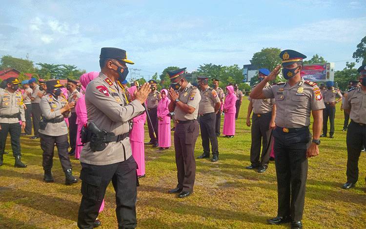 Kapolda Kalteng Irjen Pol Nanang Avianto, mengucapkan selamat kepada seluruh personel yang naik pangkat.