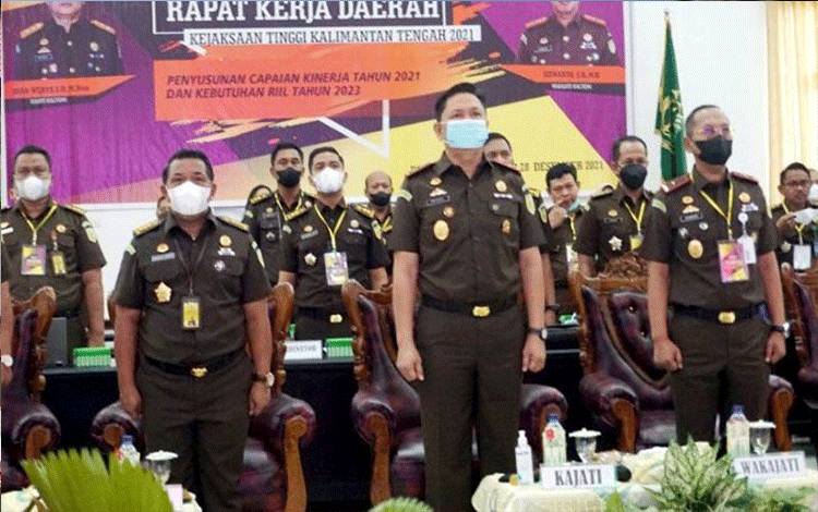Foto Dokumentasi - Kepala Kejaksaan Tinggi Kalimantan Tengah Imam Wijaya (tengah).(ANTARA/HO-Penkum Kejati Kalteng)