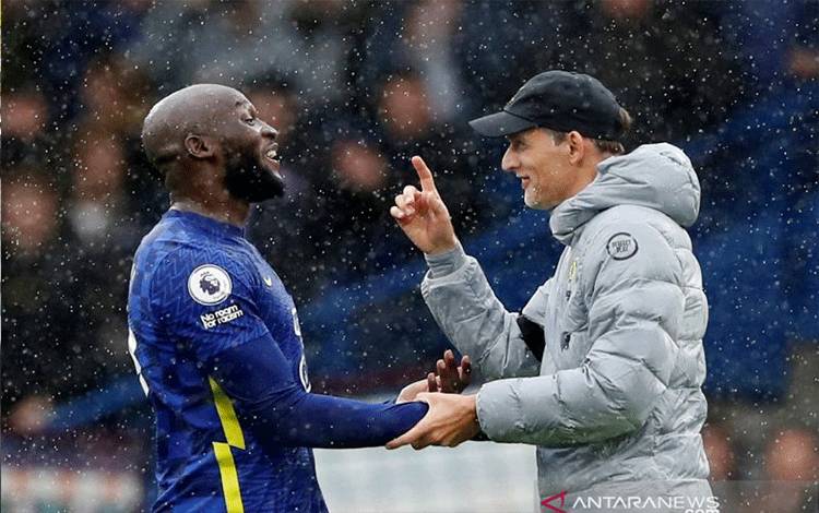Romelu Lukaku bersalaman dengan pelatihnya Thomas Tuchel setelah Chelsea mengalahkan Southampton pada 2 Oktober 2021. ANTARA/Reuters/PAUL CHILDS