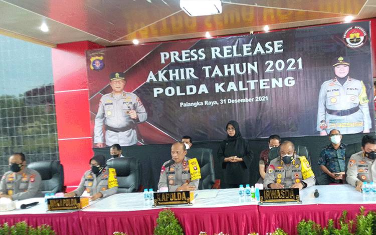 Kapolda Kalteng Irjen Pol Nanang Avianto (tengah - depan) menyampaikan rilis akhir tahun, Jumat, 31 Desember 2021. 