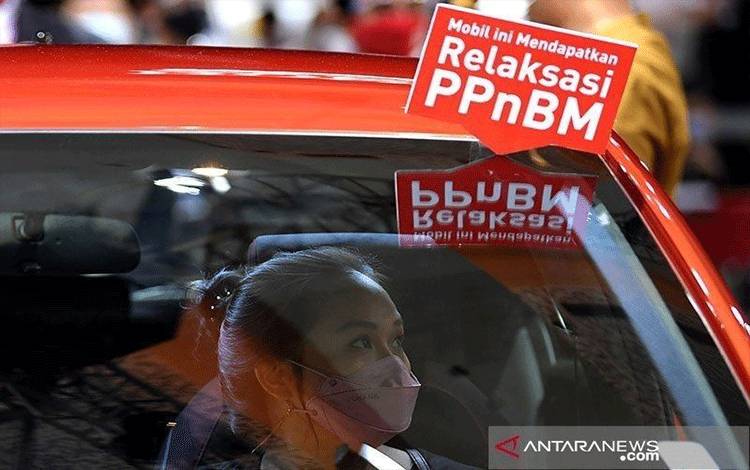 Arsip foto - Pengunjung menaiki mobil yang dipamerkan dalam IIMS Hybrid 2021 di JiExpo Kemayoran, Jakarta, Minggu (18/4/2021). (ANTARA FOTO/Sigid Kurniawan/rwa)