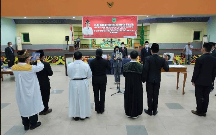 Bupati Pulang Pisau Pudjirustaty Narang saat melantik para jabatan administrasi menjadi jabatan fungsional, di gedung GPU Kota Pulang Pisau, Jumat 31 Desember 2021.