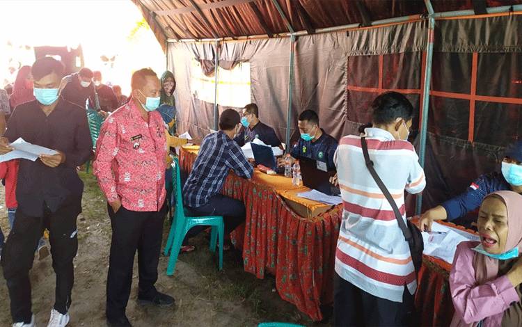  Camat Teluk Sampit Juliansyah (batik marah) saat memantau vaksinasi Covid-19 terhadap wisatawan Pantai Ujung Pandaran.