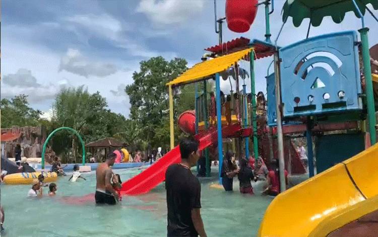 Sejumlah warga saat mandi dan bermain di kolam renang Wisata Water Park Sampit. Di hari yang sama, seorang anak perempuan tewas kesetrum saat berwisata di lokasi tersebut.