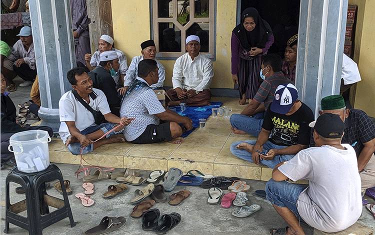 Sejumlah kerabat korban kesetrum saat berkumpul di rumah, setelah jenazah korban dibawa pulang dari RSUD dr Murjani Sampit.