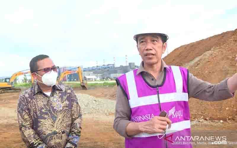 Tangkapan layar - Presiden Jokowi saat meninjau pabrik smelter nikel, Kabupaten Konawe, Sulawesi Tenggara, Senin (27/12). (foto : ANTARA/Indra Arief)