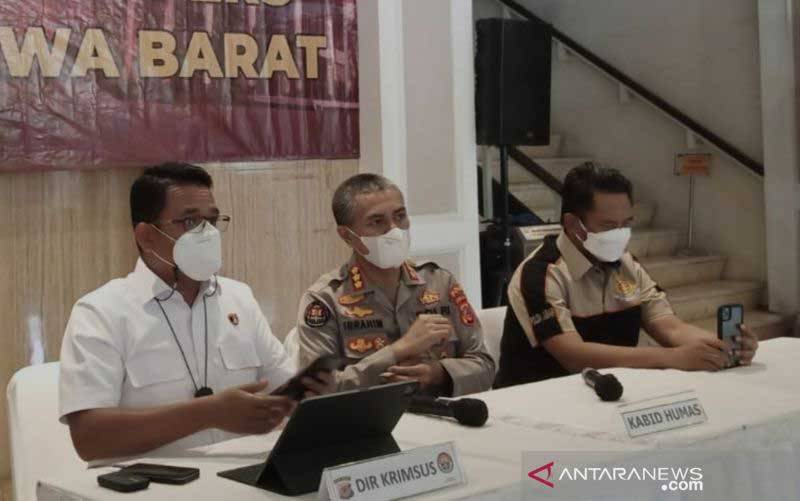 Polisi menyampaikan perkembangan kasus Bahar Smith di Polda Jawa Barat, Kota Bandung, Jawa Barat, Sabtu (1/1/2022). (foto : ANTARA/Bagus Ahmad Rizaldi)