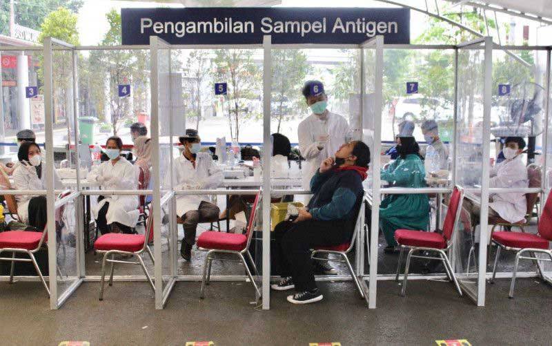Calon penumpang kereta api melakukan tes rapid antigen di stasiun. (foto : ANTARA/PT KAI Daop 1 Jakarta)