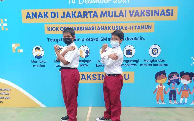 Peserta vaksinasi anak usia 6-11 tahun berpose di SDN 03 Cempaka Putih, Jakarta Timur, Selasa (14/12/2021). (foto : ANTARA/Andi Firdaus)