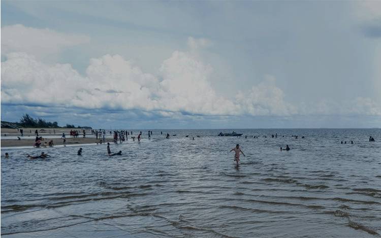 Suasana tempat wisata Pantai Ujung Pandaran, Kecamatan Teluk Sampit.