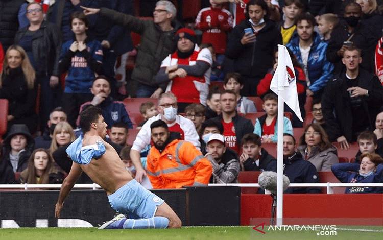 Gelandang Manchester City Rodri Hernandez merayakan golnya ke gawang Arsenal dalam laga lanjutan Liga Inggris di Stadion Emirates, London, Inggris, Sabtu (1/1/2022). (ANTARA/REUTERS/ACTION IMAGES/John Sibley)