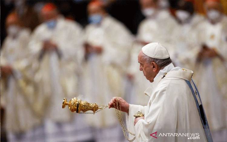 Paus Fransiskus merayakan misa untuk memperingati Hari Perdamaian Dunia di Basilika Santo Petrus di Vatikan, 1 Januari 2022. (ANTARA/Reuters/Guglielmo Mangiapane/as)