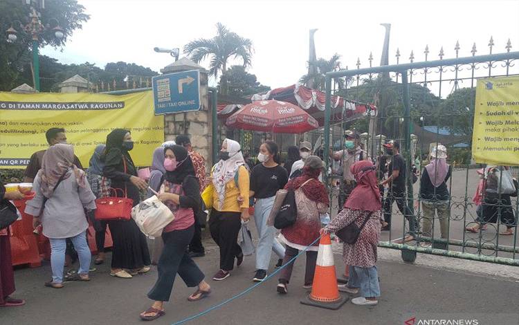 Sejumlah pengunjung Taman Margasatwa Ragunan Jakarta meninggalkan area wisata sekitar pukul 14.30 WIB, Ahad (2/1/2022). (ANTARA/Zubi Mahrofi)