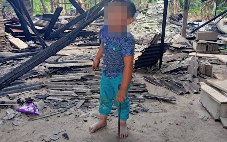 Anak korban kebakaran di Desa Telaga Baru, Kecamatan Mentawa Baru Ketapang bermain di sekitar puing rumahnya yang terbakar.
