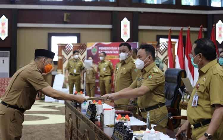 Gubernur Kalimantan Tengah, Sugianto Sabran menyerahkan DIPA anggaran secara simbolis di aula Jayang Tingang, Senin 3 Januari 2021