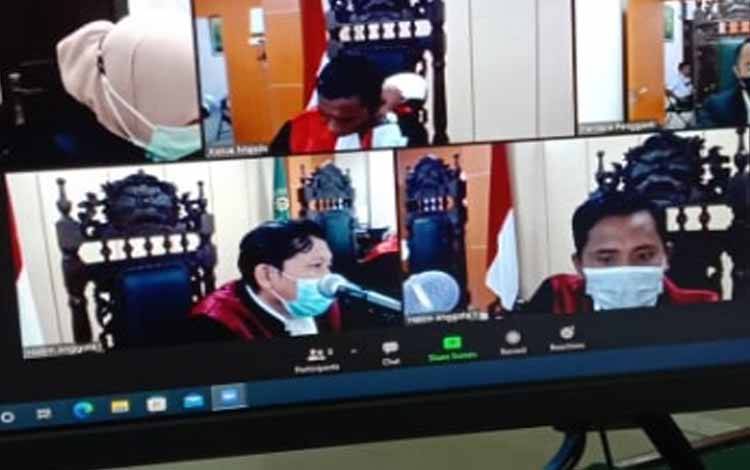 Majelis hakim dan jaksa pada persidangan di Pengadilan Negeri Sampit