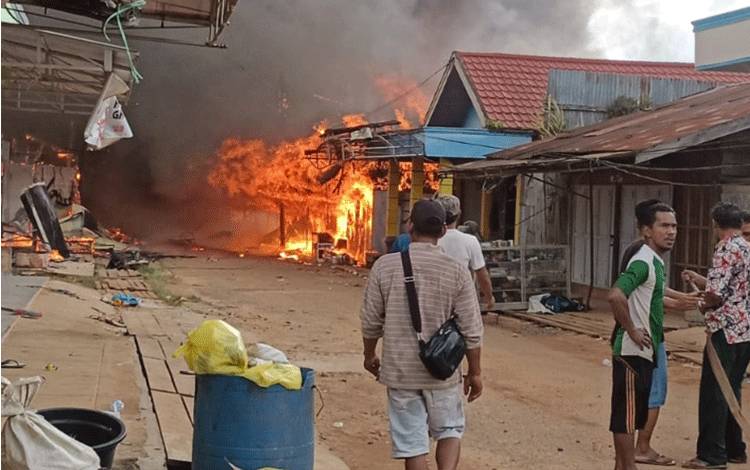 Kebakaran yang melanda Pasar Desa Pundu, Kecamatan Cempaga Hulu, Kotim.