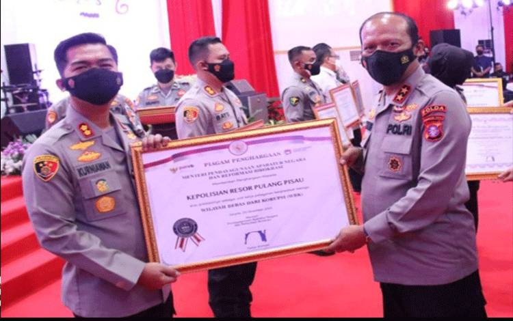 Kapolres Pulang Pisau AKBP. Kurniawan Hartono menerima penghargaan Predikat WBK dari Kapolda Kalimantan Tengah, Senin 3 Desember 2022.