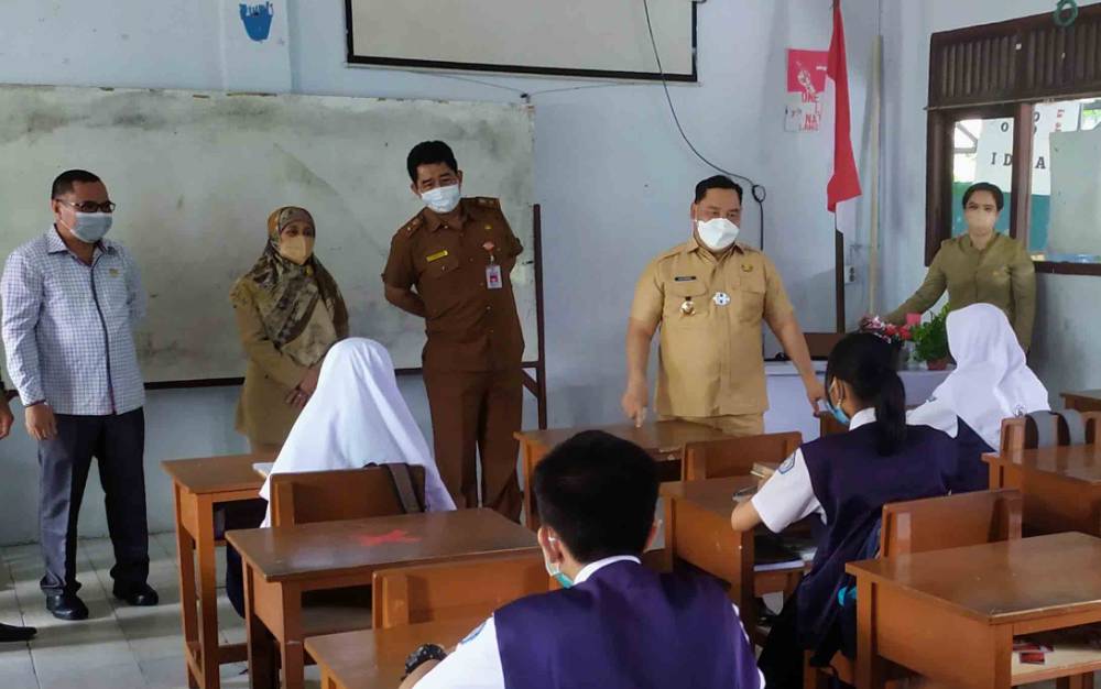 Kepala Dinas Pendidikan Kotawaringin Timur, Suparmadi mendampingi Bupati Kotim, Halikinnor, saat memantau pembelajaran tatap muka terbatas, beberapa waktu lalu.