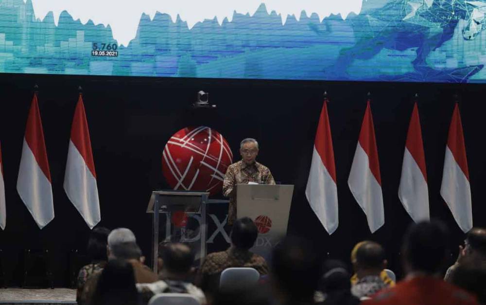 Ketua Dewan Komisioner OJK, Wimboh Santoso dalam penutupan perdagangan Bursa Efek Indonesia di Jakarta pekan lalu.