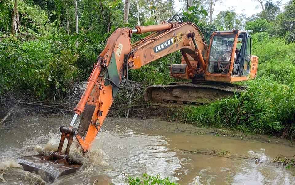 Normalisasi saluran irigasi di Desa Tangkum, Kecamatan Raren Batuah.