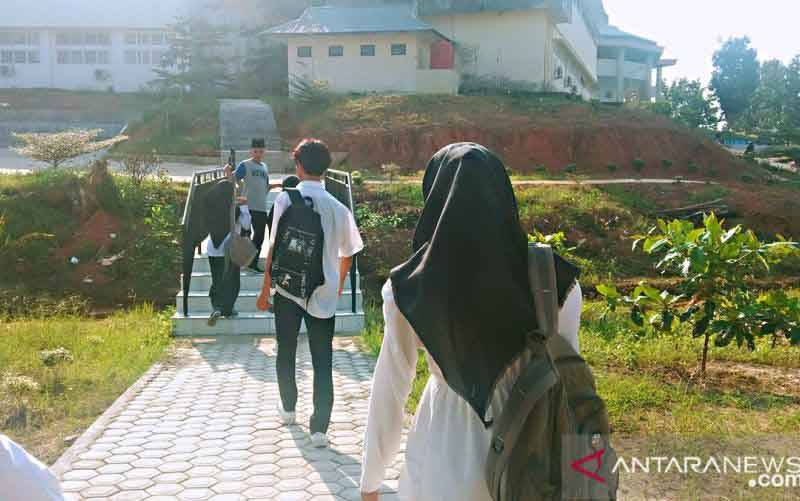 Arsip - Mahasiswa berjalan menuju ke kampus untuk mengikuti pembelajaran tatap muka di UIN Sultan Thaha Saifuddin Jambi. (foto : ANTARA/Adrian Wahyudi)