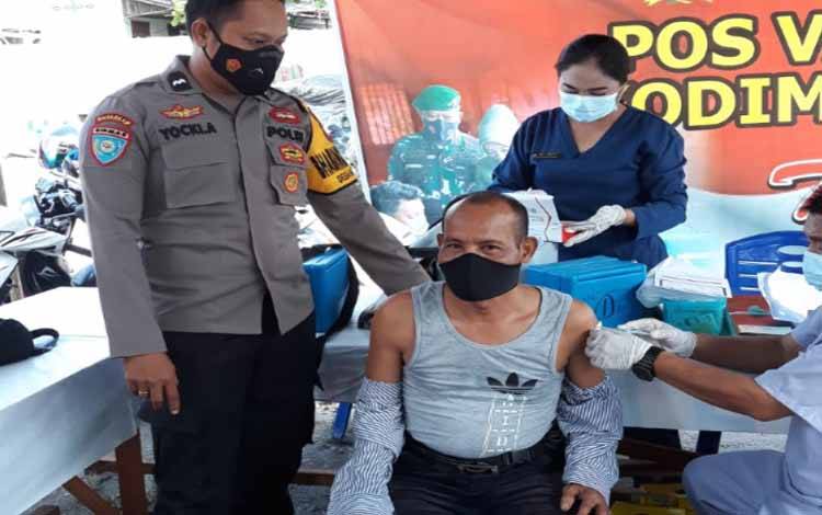 Anggota Polsek Katingan Hilir mengawal pelaksanaan vaksinasi Covid-19 di Hampalit