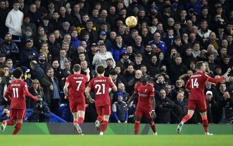 Pemain Liverpool Sadio Mane merayakan gol bersama rekan-rekan satu tim saat pertandingan melawan Chelsea di Stamford Bridge, London, Inggris, 2 Januari 2022. (REUTERS/TOBY MELVILLE)