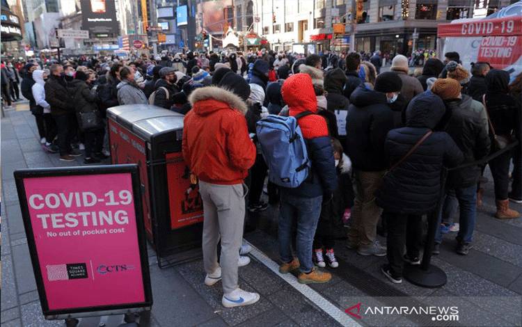 Warga mengantre untuk melakukan tes COVID-19 di Times Square saat varian virus corona Omicron terus menyebar di Manhattan, New York, Amerika Serikat, Minggu (26/12/2021). ANTARA FOT REUTERS/Andrew Kelly/WSJ/cfo (REUTERS/ANDREW KELLY)