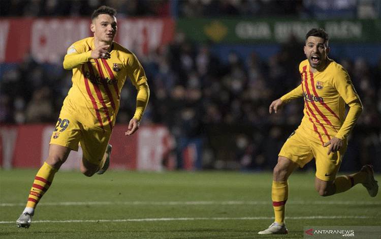 Selebrasi Ferran Jutgla (kiri) usai mencetak gol kedua Barcelona dalam pertandingan Piala Raja melawan Linares Deportivo pada 6 Januari 2022. ANTARA/AFP/JORGE GUERRERO