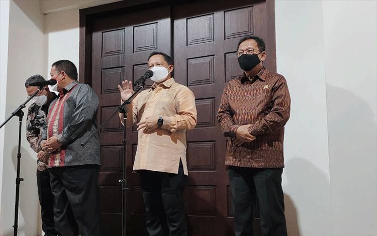 Menteri Dalam Negeri Tito Karnavian saat memberi keterangan pada saat kunjungan kerja di Lampung pada Rabu malam. Bandarlampung, Rabu (5/1/2022). ANTARA/Ruth Intan Sozometa Kanafi.