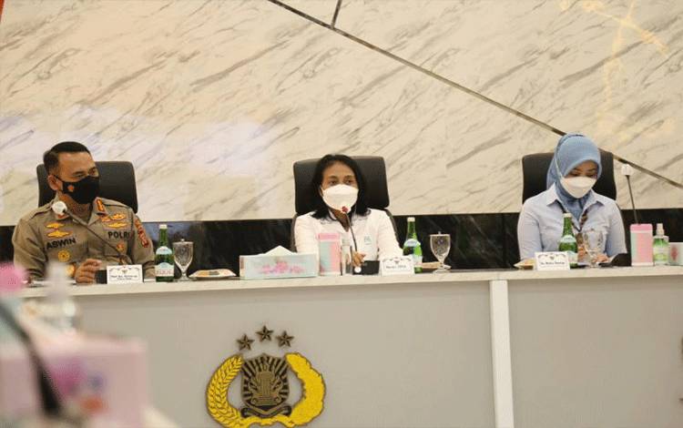 Menteri Pemberdayaan Perempuan dan Perlindungan Anak Bintang Puspayoga (tengah) melakukan pertemuan dengan Kapolrestabes Bandung Komisaris Besar Pol Aswin Sipayung (kiri) untuk memantau langsung penanganan kasus penculikan, pencabulan dan penjualan seorang anak perempuan berusia 14 tahun di Kota Bandung, Jawa Barat. (ANTARA/ HO-KemenPPPA)