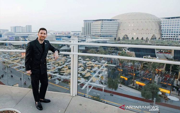Arsip foto - Lionel Messi berpose untuk foto dalam kunjungannya ke Dubai Expo 2020 di Dubai, Uni Emirat Arab, Senin (13/12/2021). Foto diambil tanggal 13 Desember 2021. ANTARA FOTO/Expo 2020/Handout via REUTERS/aww/cfo
