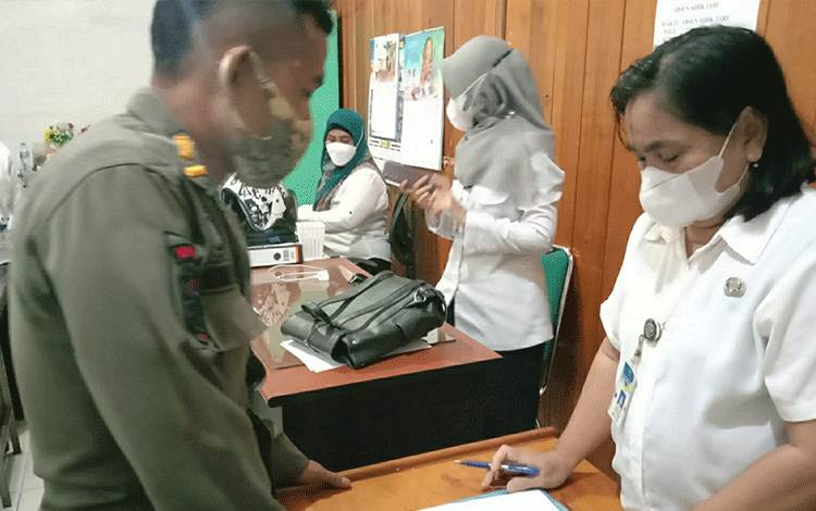 Personel Satpol PP dan Damkar Kapuas saat proses penyerahan seorang ODGJ ke Dinas Sosial untuk penanganan lebih lanjut.